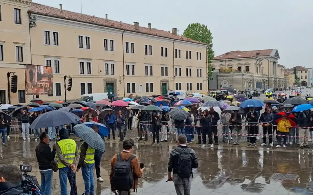 Folla commossa a Padova per l’ultimo saluto ad Alex Zanardi, sull’altare la sua handbike