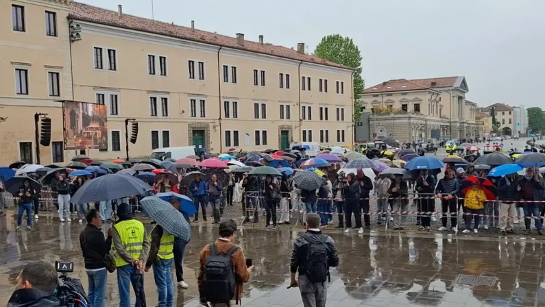 Folla commossa a Padova per l’ultimo saluto ad Alex Zanardi, sull’altare la sua handbike