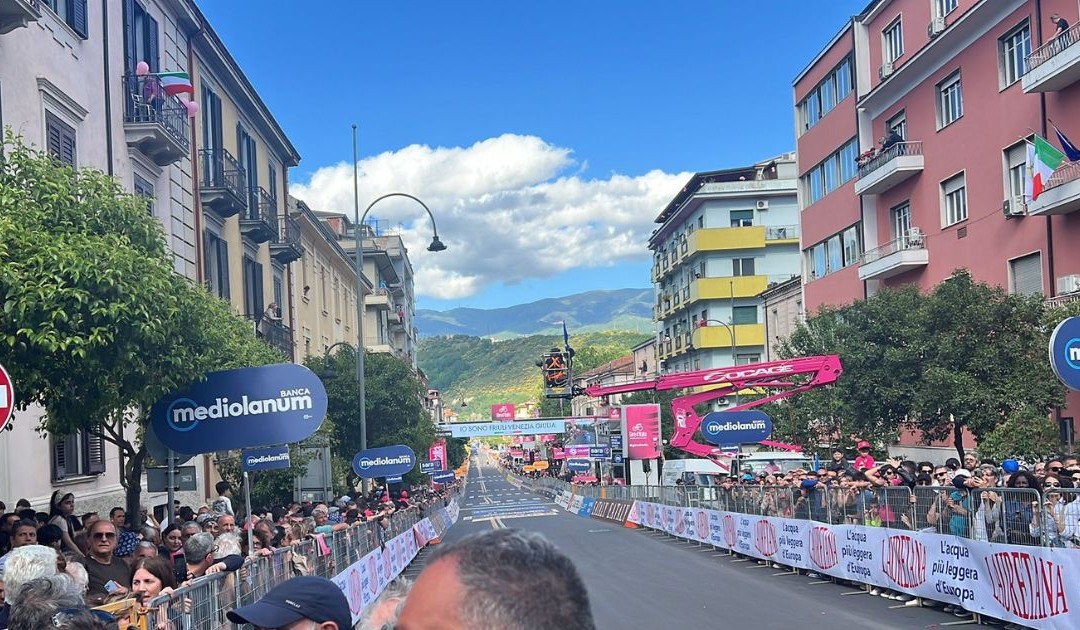 L'attesa all'arrivo del Giro d'Italia (foto di Andrea Rosito)