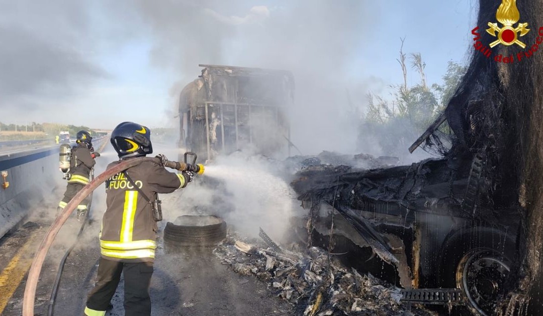 Lamezia, incendio autoarticolato sulla 280, malore per un conducente
