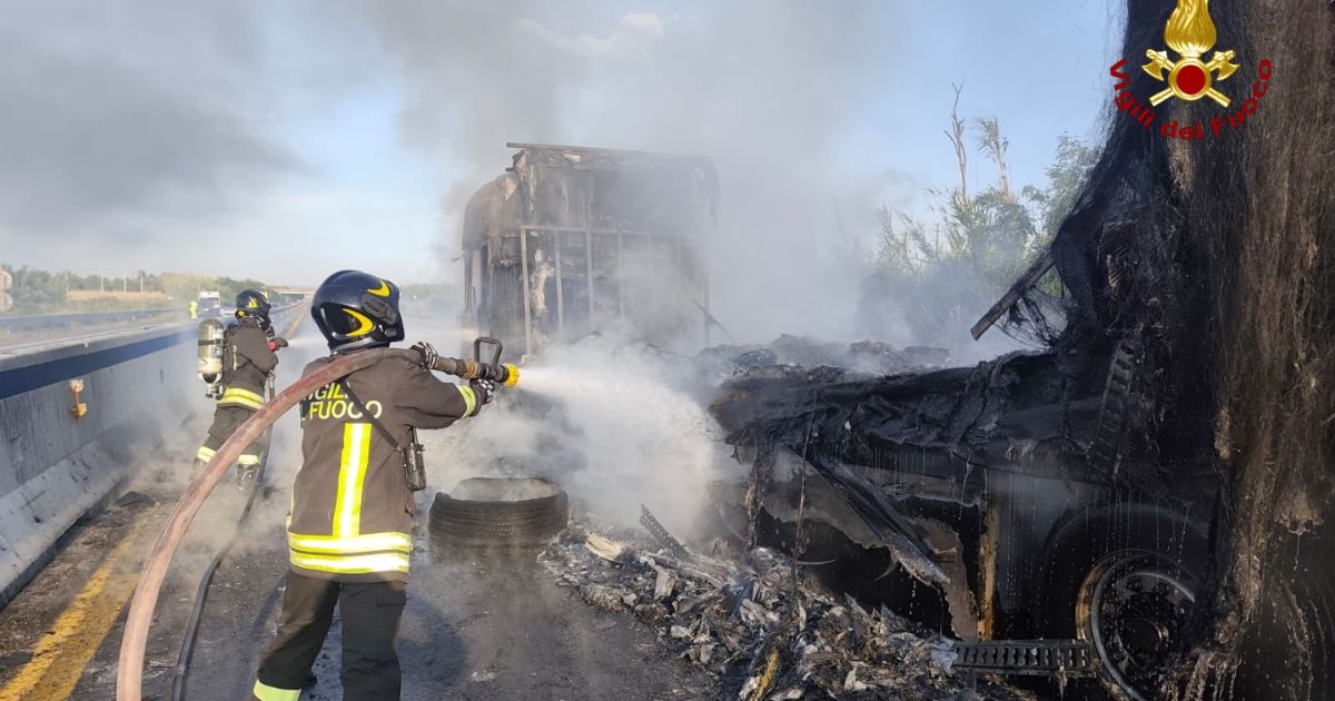 https://www.quotidianodelsud.it/wp-content/uploads/2026/05/incendio-autoarticolato-lamezia.jpg