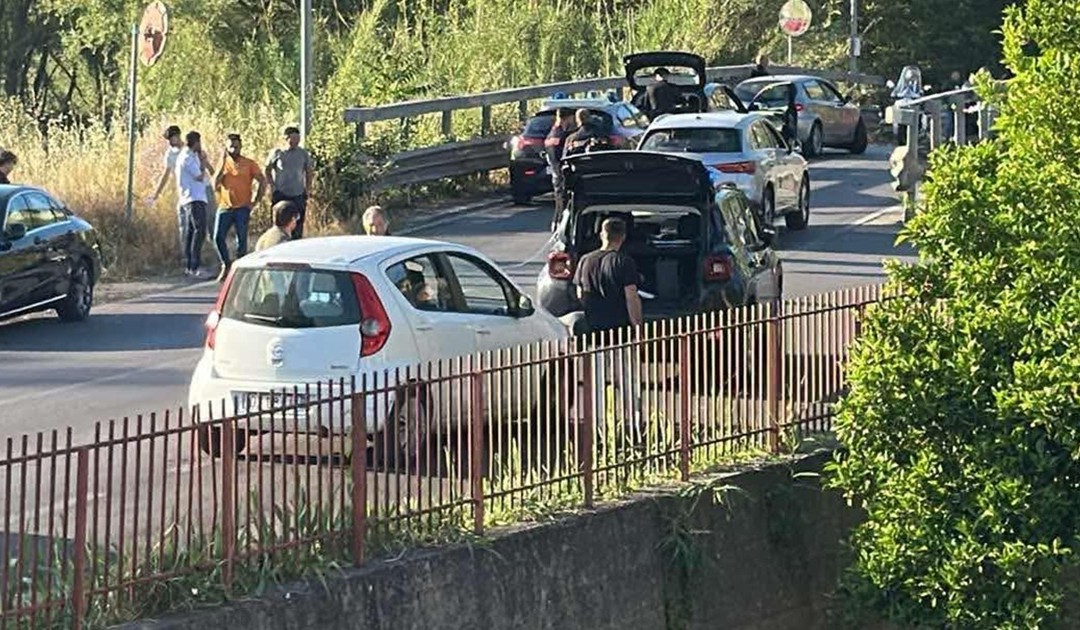 Follia a Zumpano, uomo forza posto di blocco e poi sperona due auto prima di fuggire a piedi