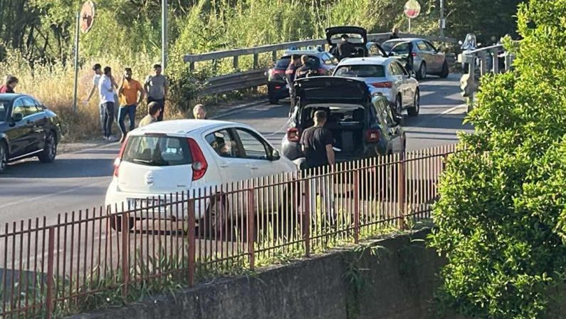 Follia a Zumpano, uomo forza posto di blocco e poi sperona due auto prima di fuggire a piedi