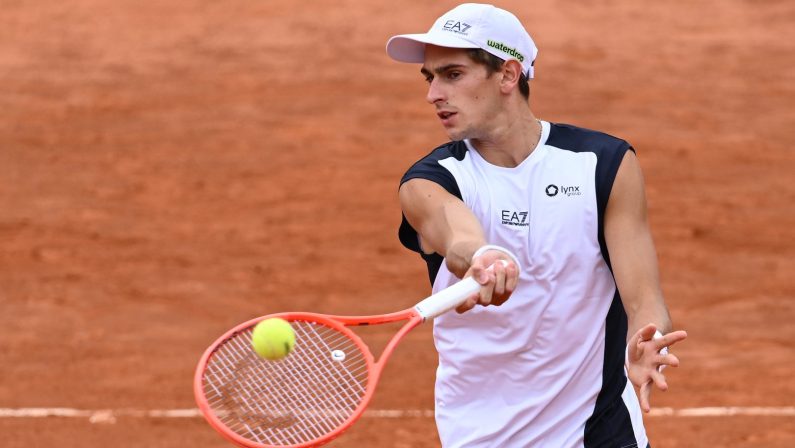 Arnaldi vola al terzo turno degli Internazionali d’Italia, Djokovic subito out con Prizmic. Domani debutta Sinner