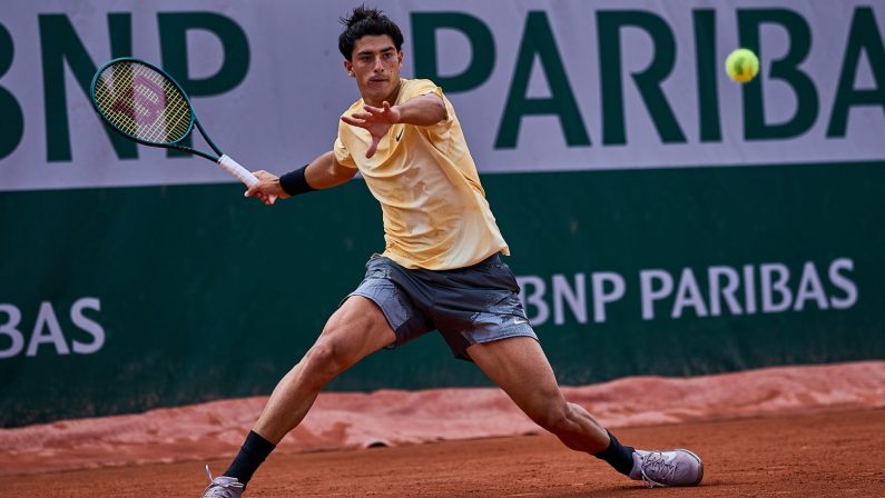 Roland Garros, termina al secondo turno il bel torneo di Cinà: De Jong si impone 3 set a 0