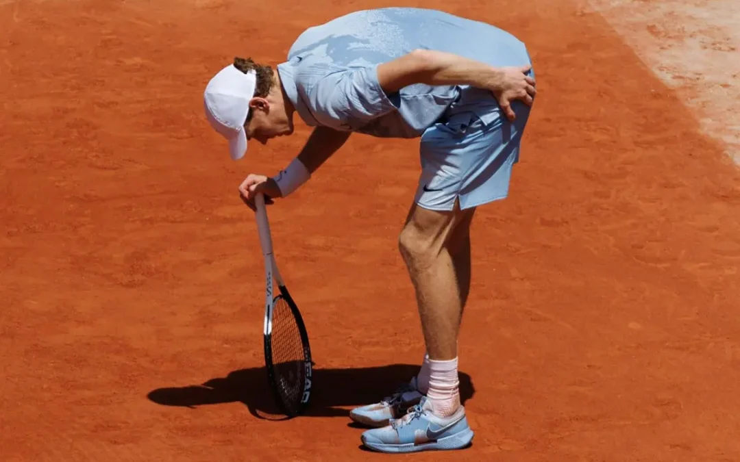 Sinner eliminato al secondo turno del Roland Garros, un malessere lo ferma a un game dalla vittoria su Cerundolo: “Nessuno è un robot”