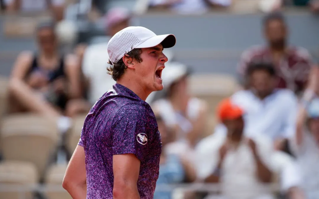Djokovic saluta Parigi e il Roland Garros, Fonseca lo sconfigge in rimonta e vola agli ottavi