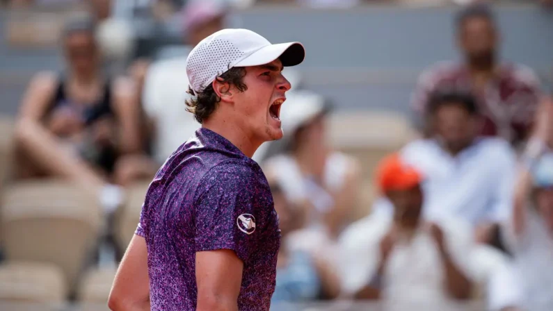 Djokovic saluta Parigi e il Roland Garros, Fonseca lo sconfigge in rimonta e vola agli ottavi