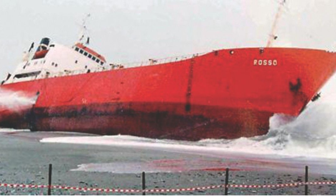 La nave Jolly Rosso affondata sulle coste di Amantea nel 1994
