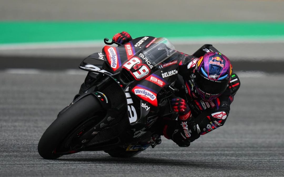 Martin vince la sprint del Gp di Francia, Bagnaia conquista la pole. Marquez cade e si frattura il piede