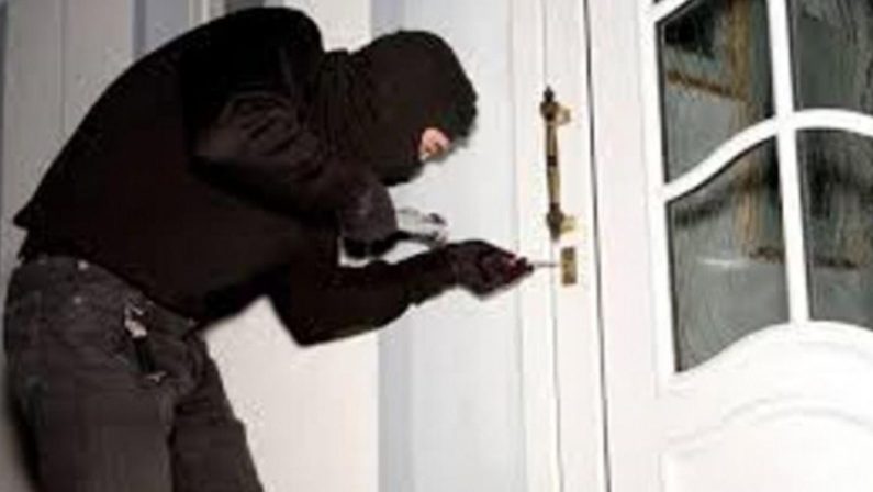 Mileto, colpo fallito per i ladri: sorpresi in casa da un tredicenne