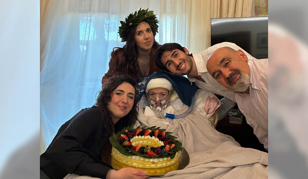 Dedica la sua tesi alla sorella rimasta a casa ad accudire la madre affetta da SLA