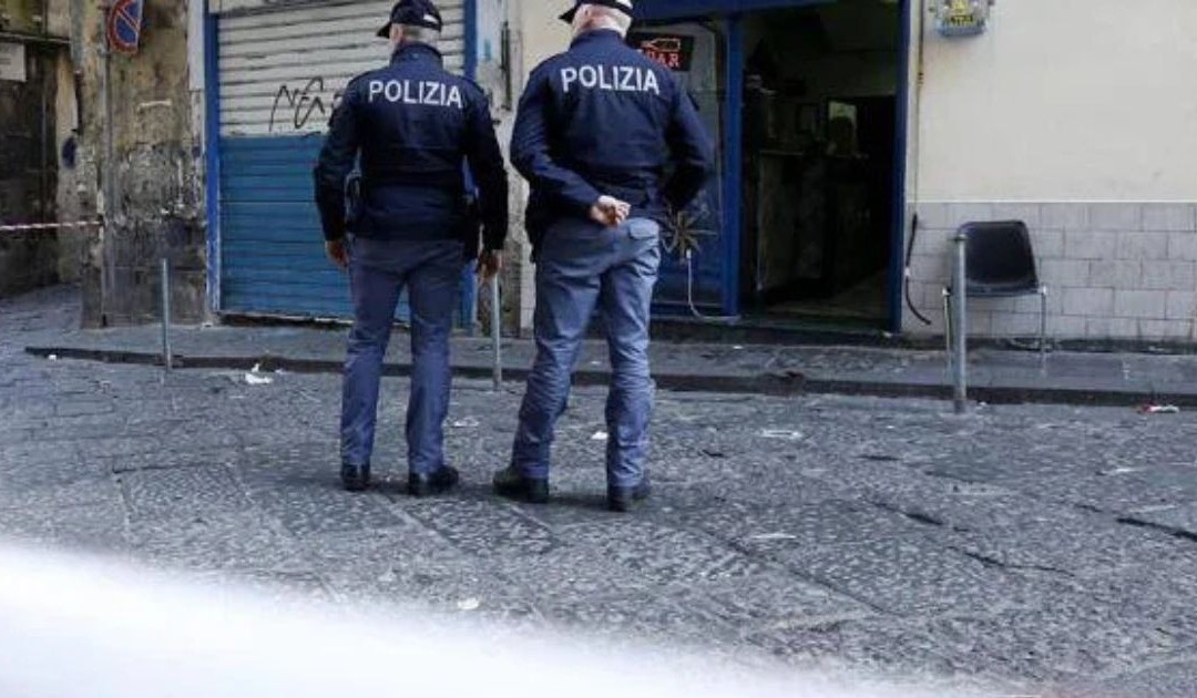 Lite tra ragazzini in pieno centro a Napoli, 14enne accoltellato