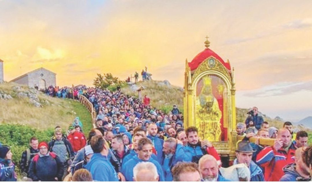 Un momento della tradizionale processione della Madonna di Viggiano