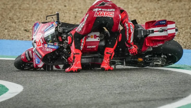 MotoGP, Marc Marquez già in piedi: “L’operazione è stata un successo”