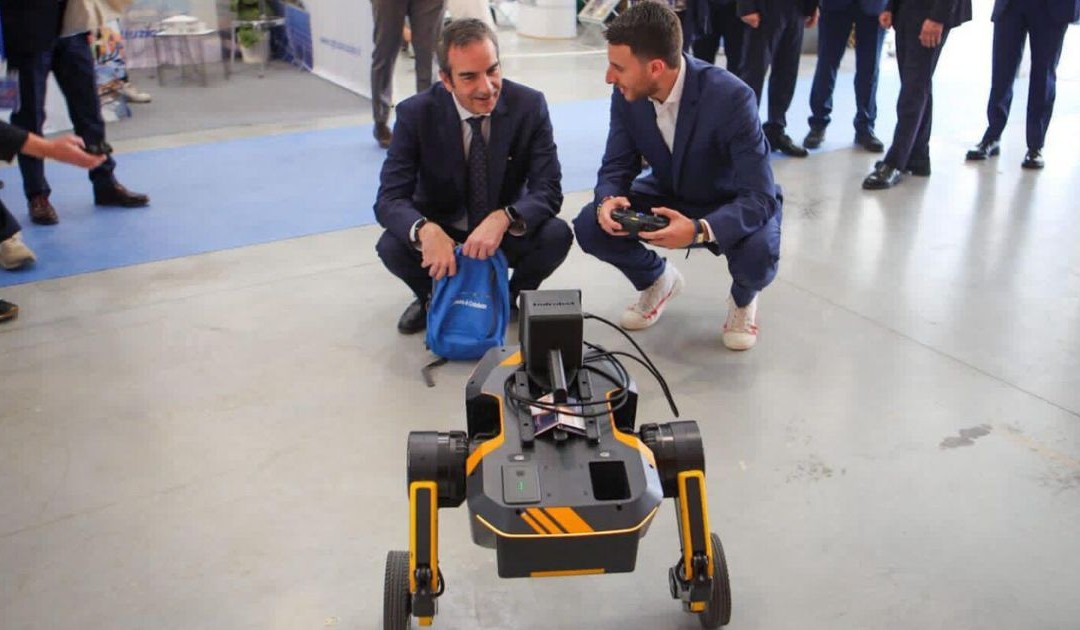 Il governatore Occhiuto con il cane robot
