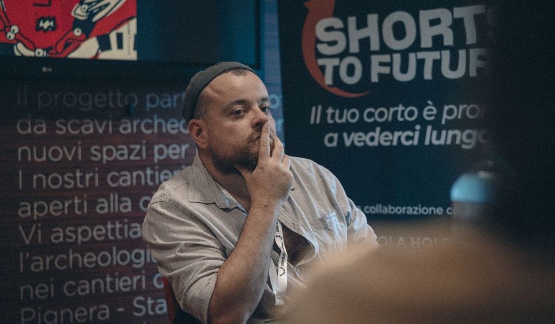 Maurizio Amendola durante la spiegazione di "Harmonia" (foto dal web)