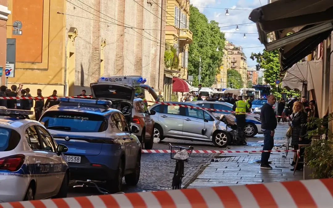 Auto in corsa travolge pedoni a Modena: 8 feriti, 4 sono gravi. Fermato 31enne