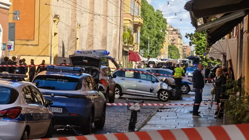 Auto in corsa travolge pedoni a Modena: 8 feriti, 4 sono gravi. Fermato 31enne