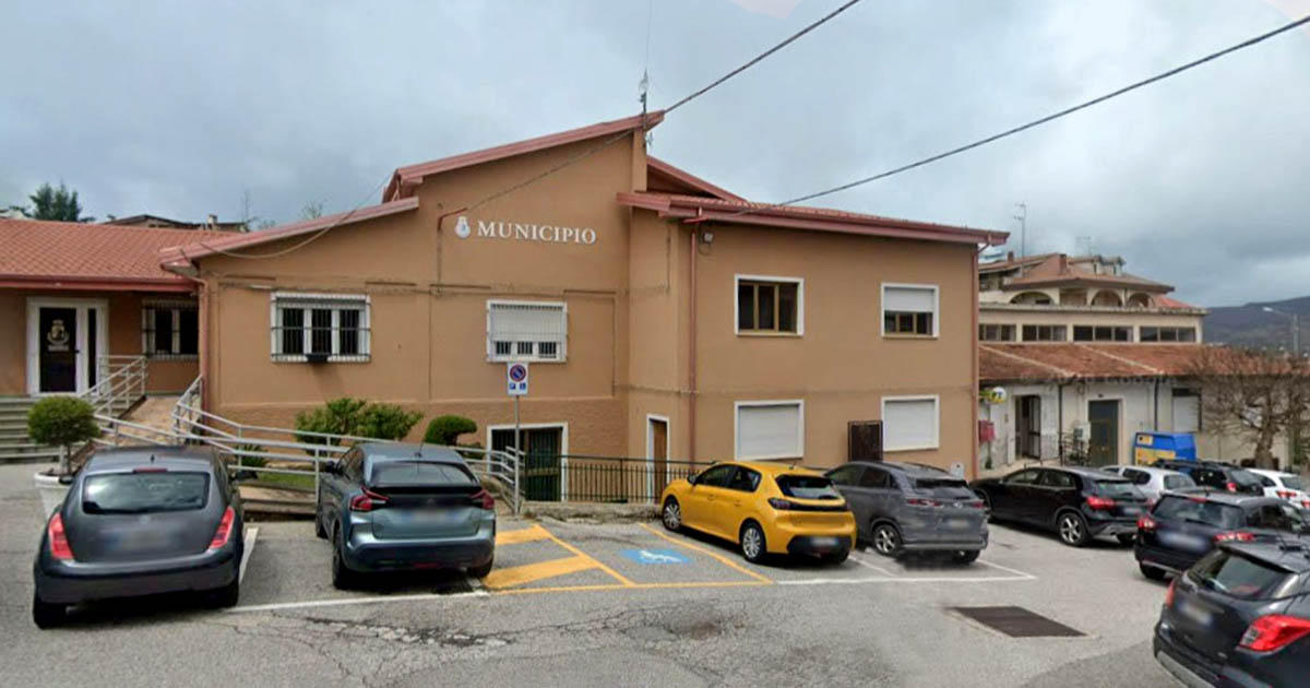 https://www.quotidianodelsud.it/wp-content/uploads/2026/05/municipio-comune-carlopoli.jpg