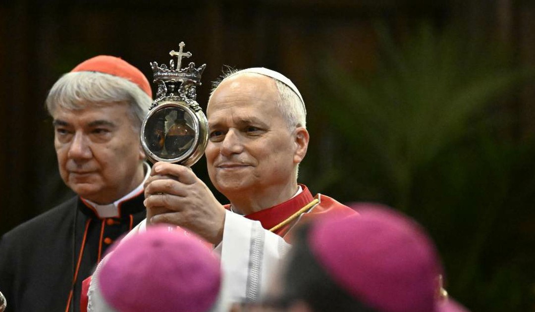 Napoli, il Papa mostra e bacia l’ampolla con il sangue di San Gennaro