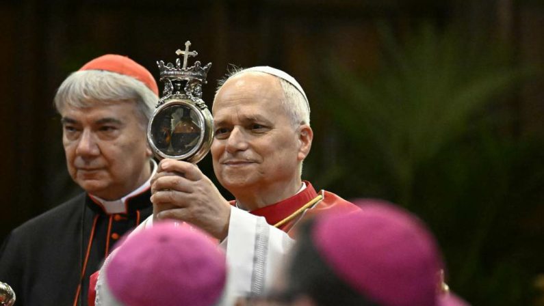 Napoli, il Papa mostra e bacia l’ampolla con il sangue di San Gennaro