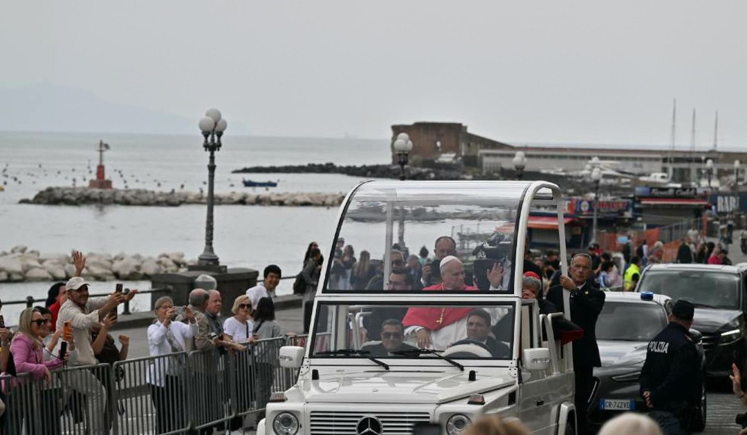 Napoli abbraccia Papa Leone XIV: tra fede, simboli di pace e l’omaggio al piccolo Domenico Caliendo