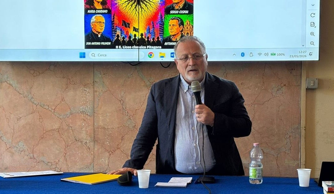 Pedagogia antimafia, Nicaso a Crotone: «Il pensiero critico come nuova narrazione della Calabria»