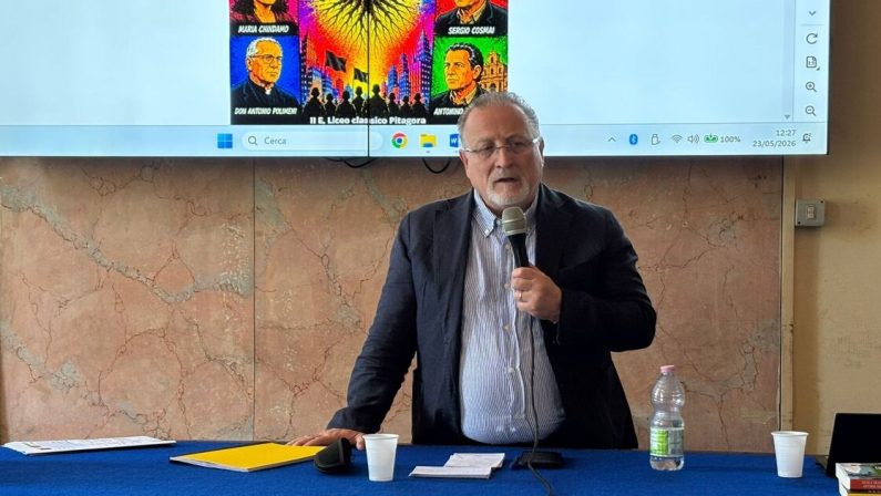 Pedagogia antimafia, Nicaso a Crotone: «Il pensiero critico come nuova narrazione della Calabria»