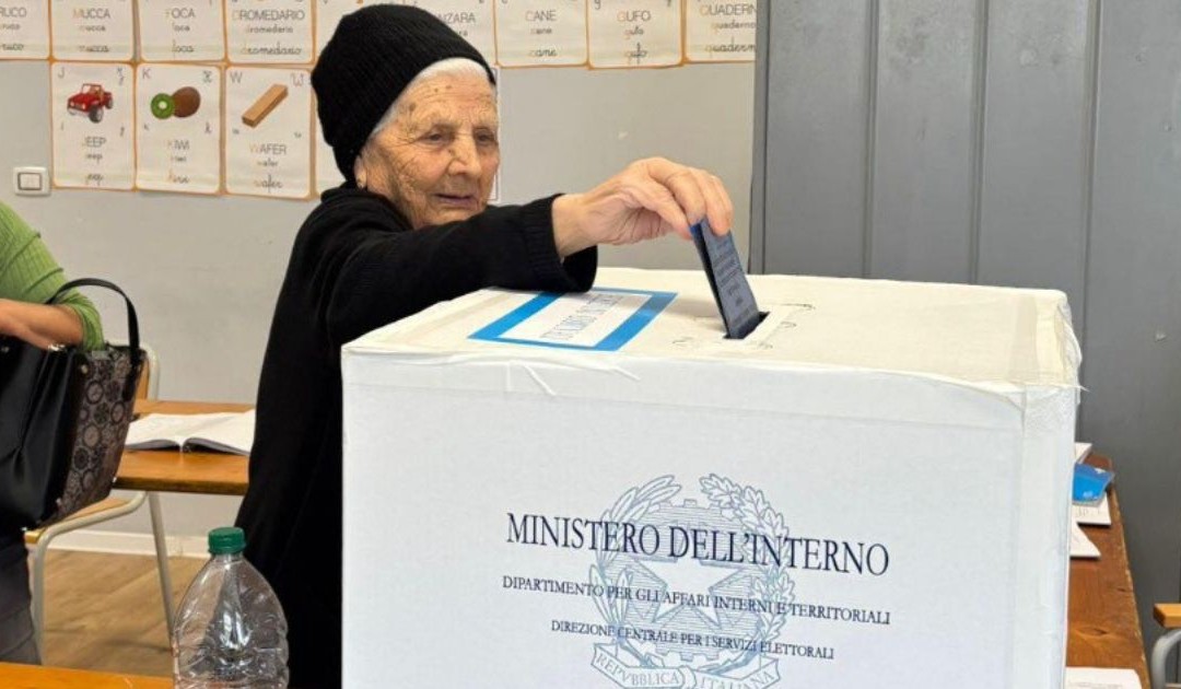 Teresa Barbuto mentre inserisce la scheda elettorale nel contenitore