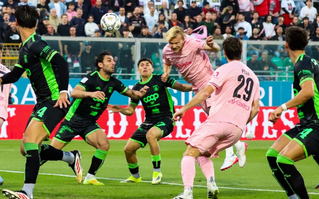 Il Catanzaro è la seconda finalista dei playoff di Serie B, al Palermo non riesce la rimonta, rissa sugli spalti