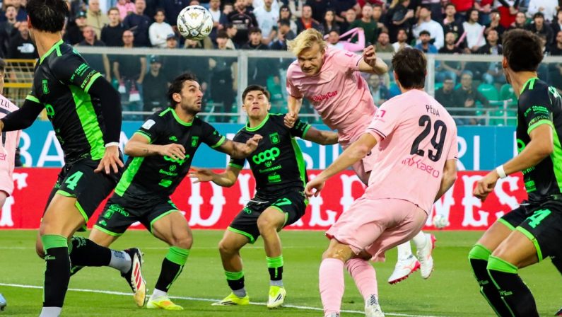 Il Catanzaro è la seconda finalista dei playoff di Serie B, al Palermo non riesce la rimonta, rissa sugli spalti