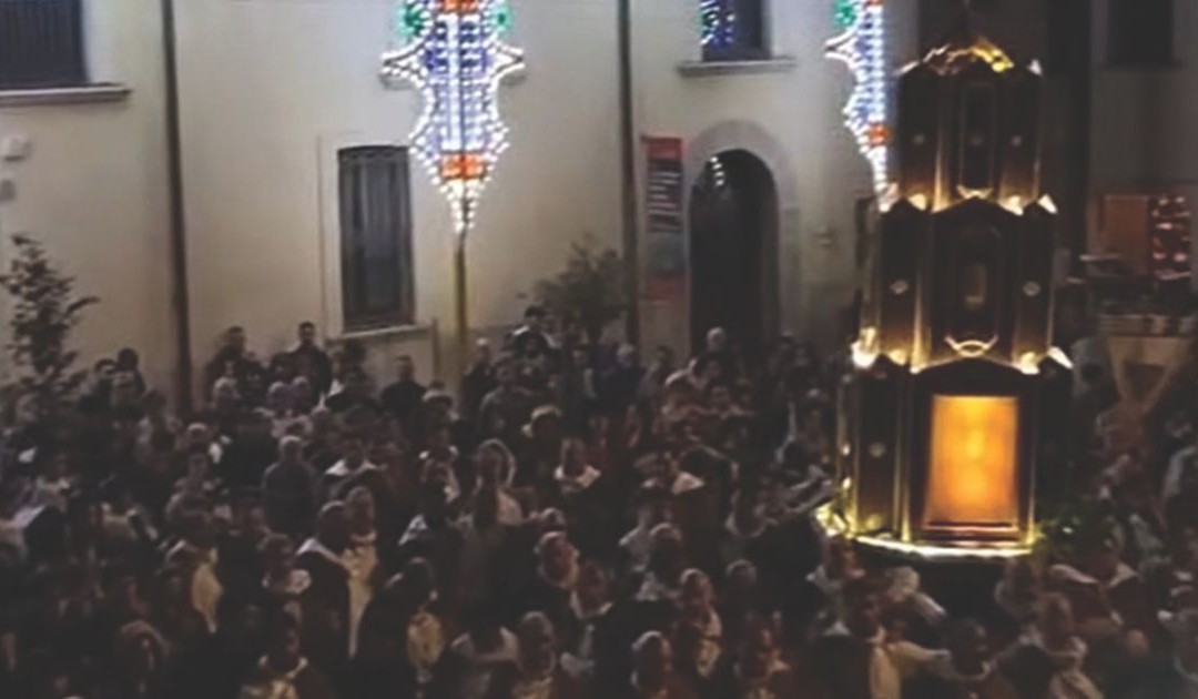 Il tempietto trasportato a spalla dai Portatori del Santo in largo Duomo