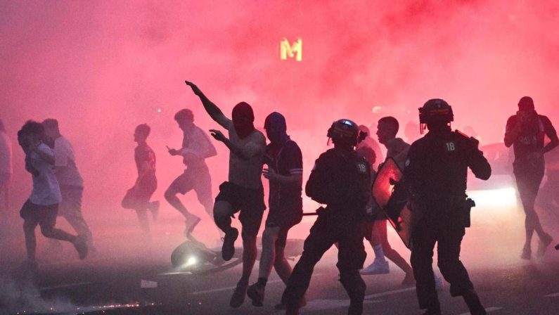 Francia, scontri dopo la vittoria del Psg in Champions: oltre 280 arresti a Parigi