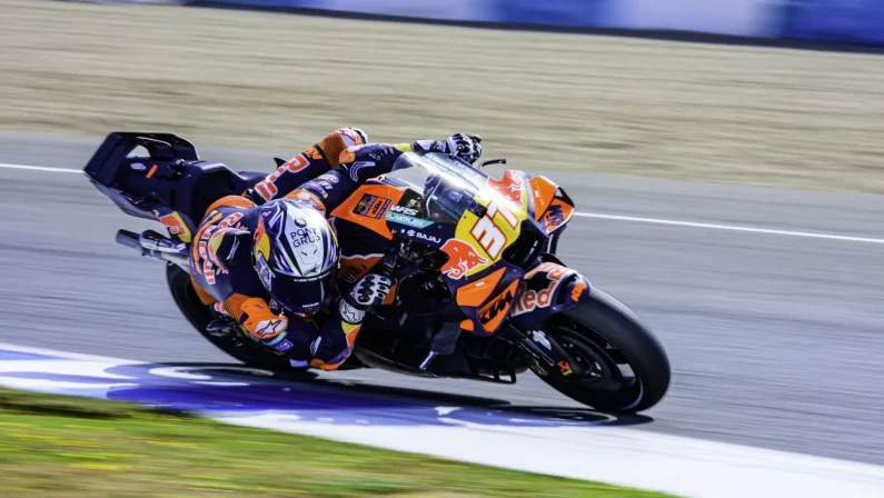 MotoGP, Acosta in pole al GP di Catalogna. Secondo Morbidelli, cade Bezzecchi