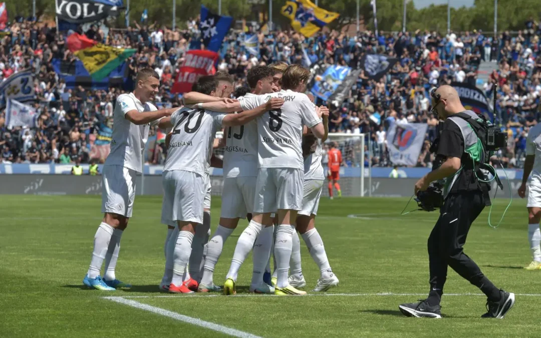Il Napoli vince 3-0 a Pisa e si qualifica per la prossima Champions League
