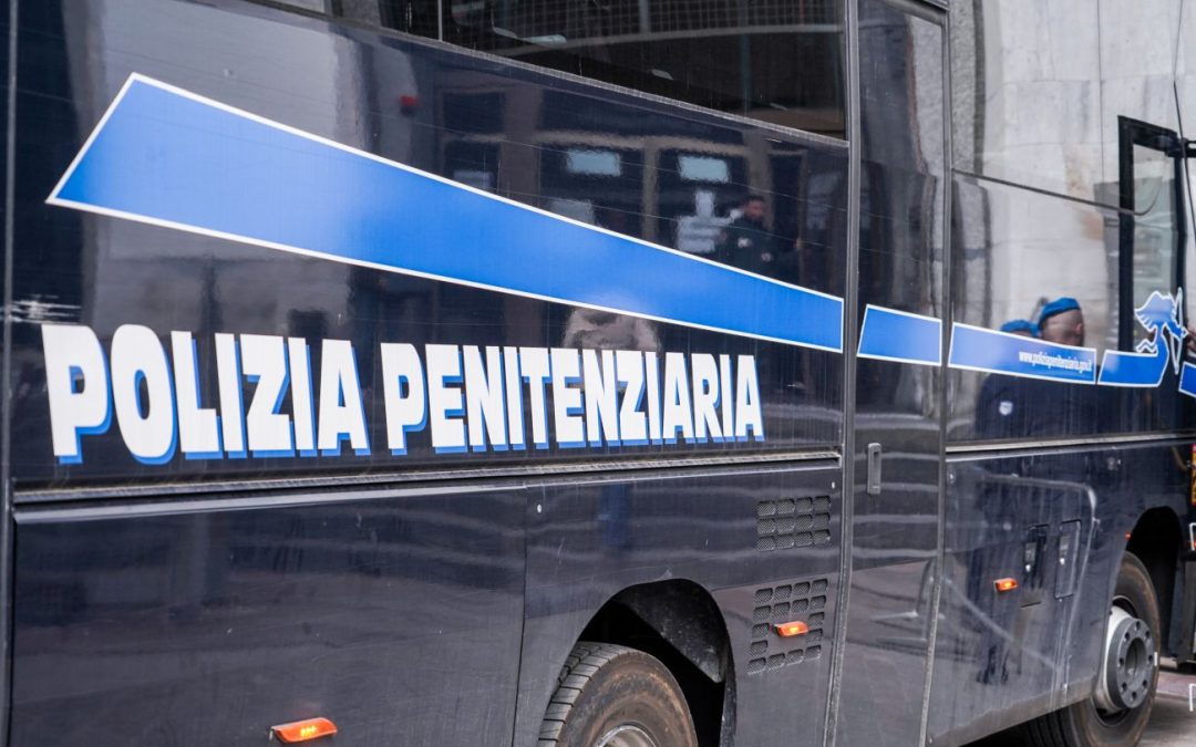 Droga e telefonini in carcere a Taranto, eseguite 11 misure cautelari