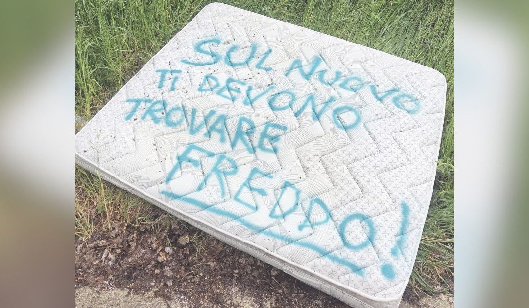 La scritta-choc sul materasso a bordo strada