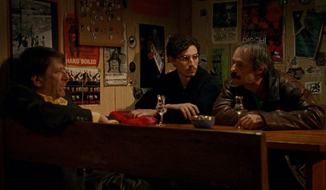 Da sinistra: Pierpaolo Capovilla nei panni di Doriano, Filippo Scotti nei panni di Giulio e Sergio Romano nei panni di Carlobianco.