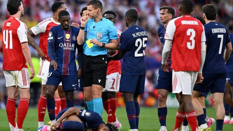 Psg-Arsenal, caos rigori in finale Champions: protestano Luis Enrique e Arteta