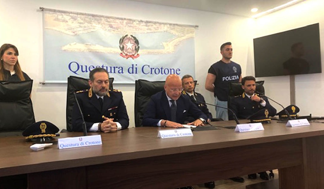 La conferenza stampa tenutasi presso la Questura di Crotone per illustrare l'operazione Welcome