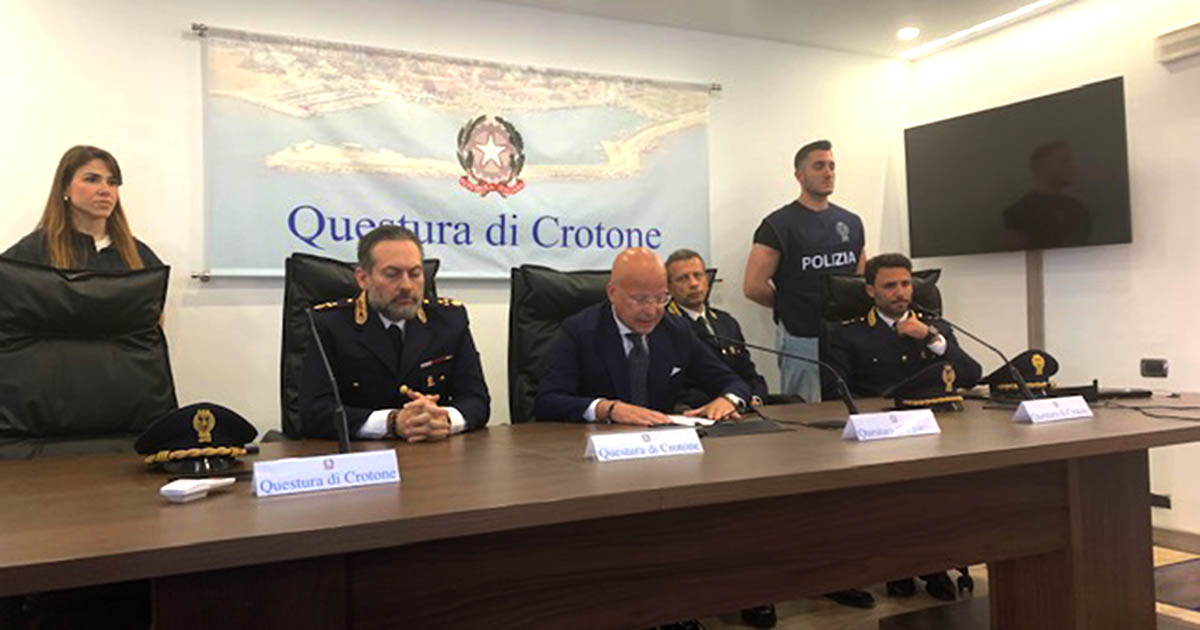 https://www.quotidianodelsud.it/wp-content/uploads/2026/05/questura-crotone-panvino-belvedere-vessio-manna.jpg