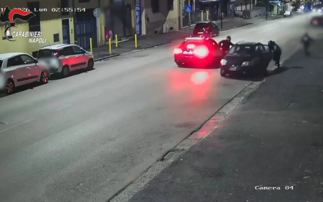Rapina in piena notte a un commerciante, poi la fuga: arrestato 42enne a Napoli / Video