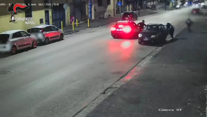 Rapina in piena notte a un commerciante, poi la fuga: arrestato 42enne a Napoli / Video