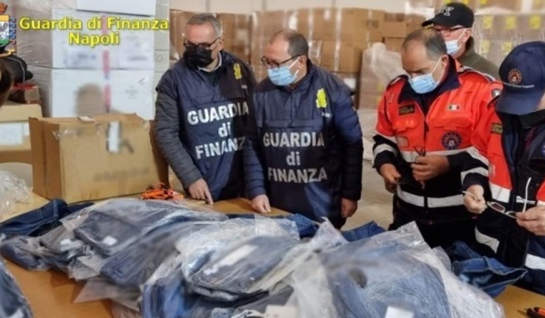 San Giuseppe Vesuviano, scoperto magazzino con 38mila capi contraffatti