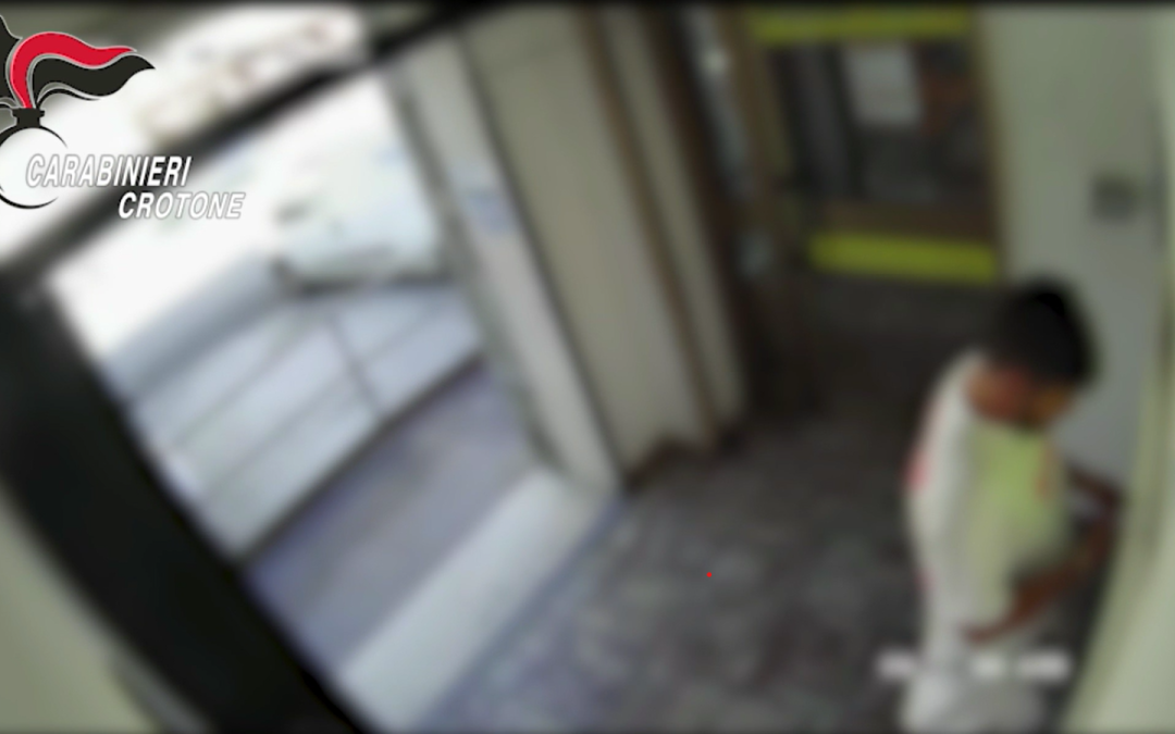 Uno dei prelievi monitorati dai carabinieri di Crotone durante l'operazione Scam City