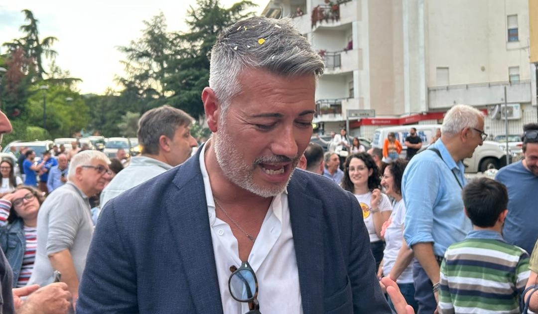 Francesco Serra festeggia la vittoria