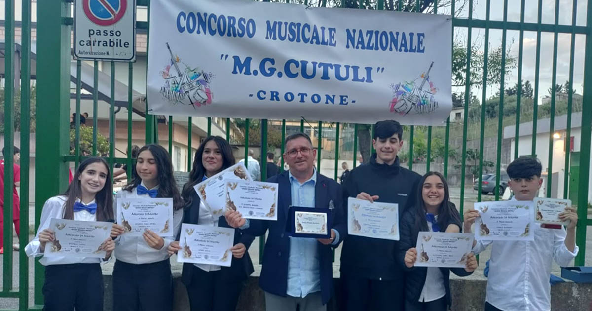 https://www.quotidianodelsud.it/wp-content/uploads/2026/05/sestetto-violini-castrolibero.jpeg