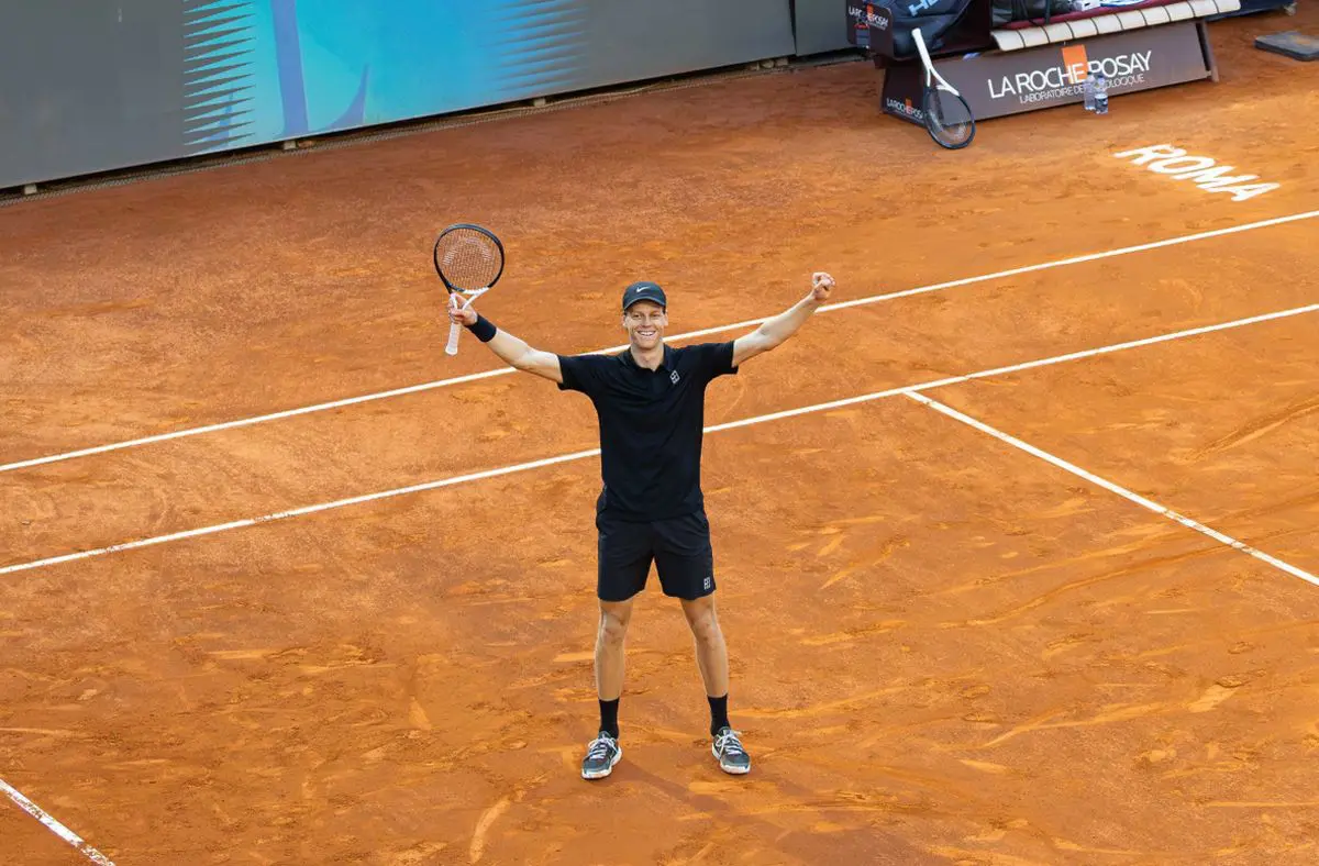 https://www.quotidianodelsud.it/wp-content/uploads/2026/05/sinner-braccia-al-cielo-per-vittoria-a-roma-2026-ipa-agency.jpg