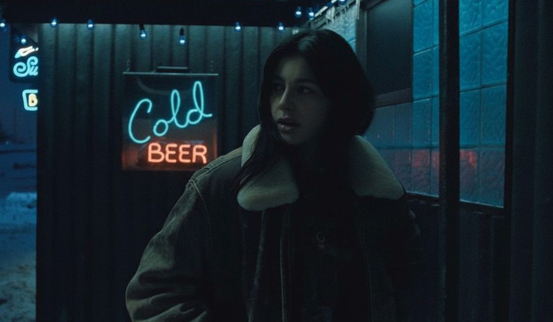 Camila Morrone nei panni di Rachel Harkin in "Something Very Bad Is Going to Happen"